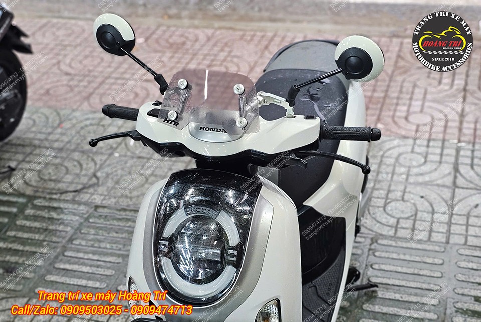 Nhìn chính diện, xe Scoopy gây ấn tượng với thiết kế kính chắn gió lạ mắt
