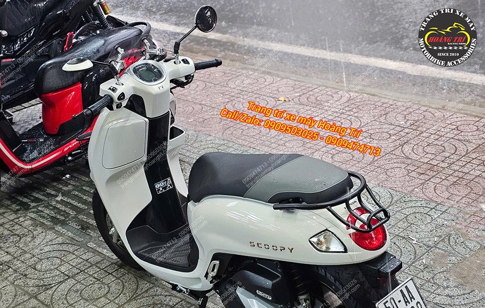 Sự kết hợp giữa baga cong và kính chắn gió tạo nên diện mạo độc đáo cho chiếc Scoopy