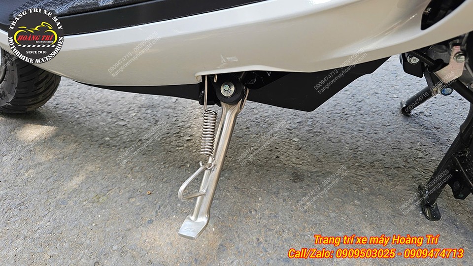 Anh khách cũng chọn nâng cấp chân chống nghiêng bằng chất liệu inox sáng bóng