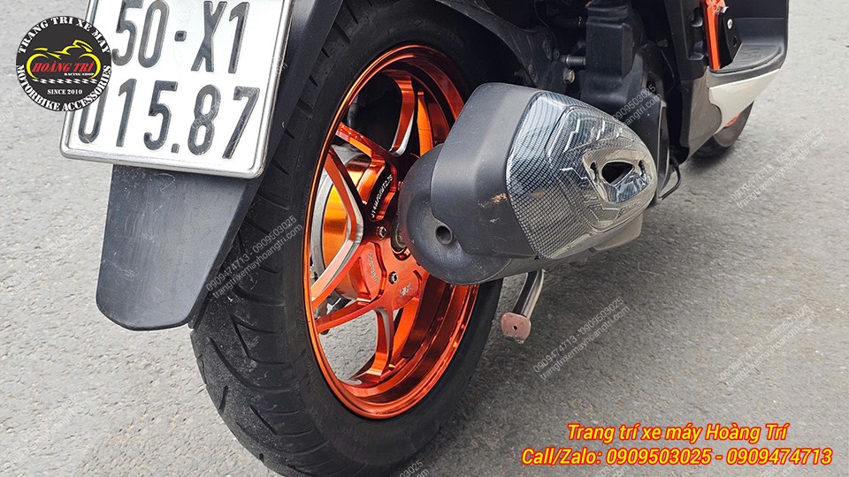 Từ phía sau, bộ mâm gây ấn tượng bởi dáng vẻ cứng cáp cùng hệ thống nang nhôm cao cấp
