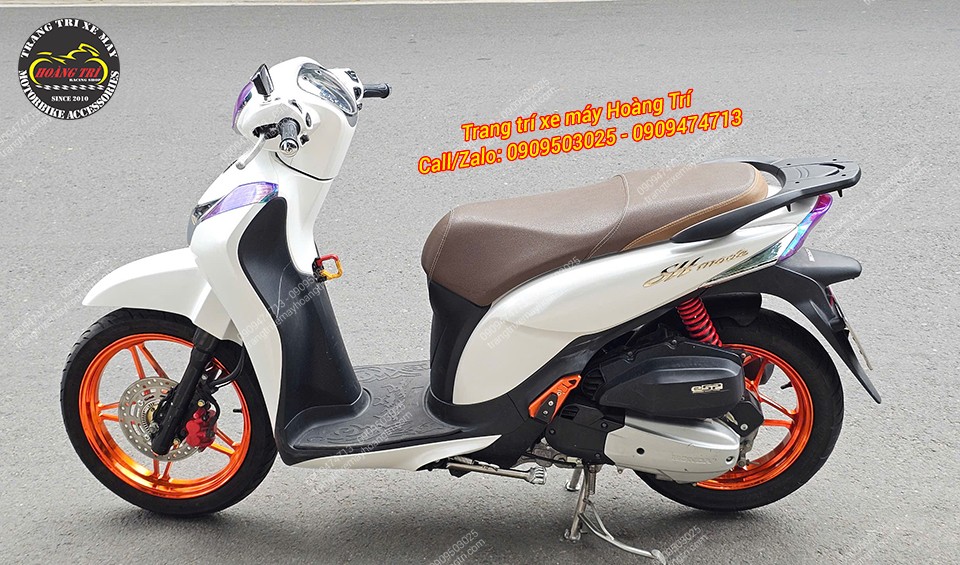 Bên cạnh bộ mâm X1R ngôi sao, chủ xe còn phối thêm nhiều món đồ chơi khác có cùng màu sắc hài hòa