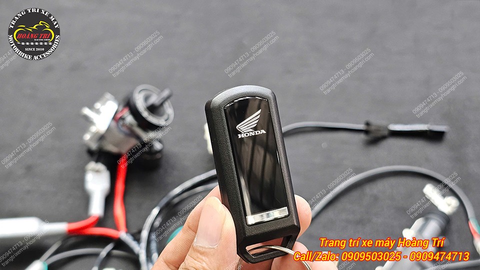 Chiếc remote chính hãng Honda với logo cánh chim nổi bật ở mặt phía sau