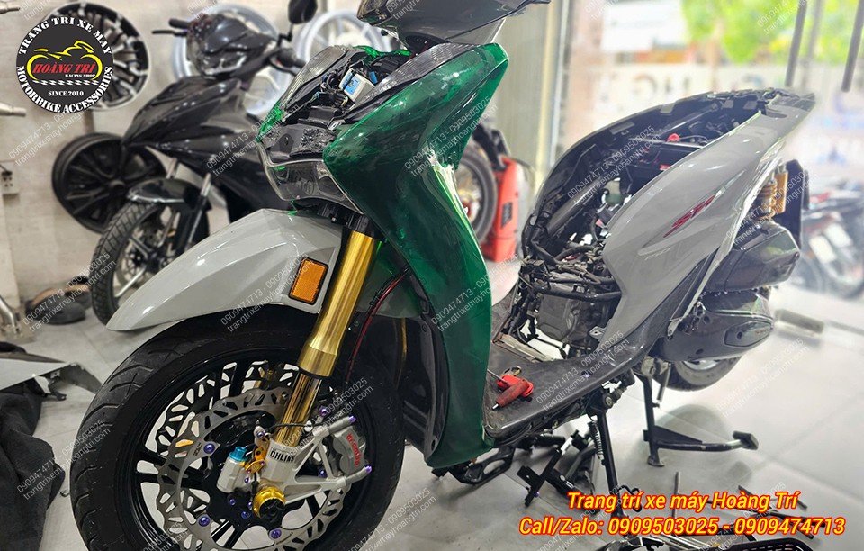 Cặp yếm trước đã được thay từ màu xám xi măng sang dàn áo trong suốt độc đáo