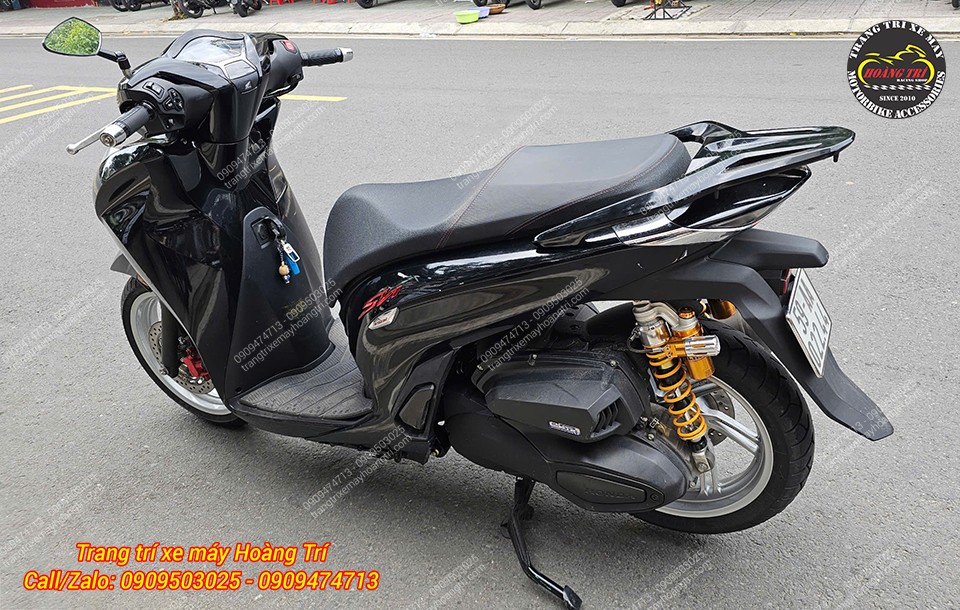 Dàn chân sau màu vàng giúp chiếc SH 350i đen nổi bật hơn hẳn