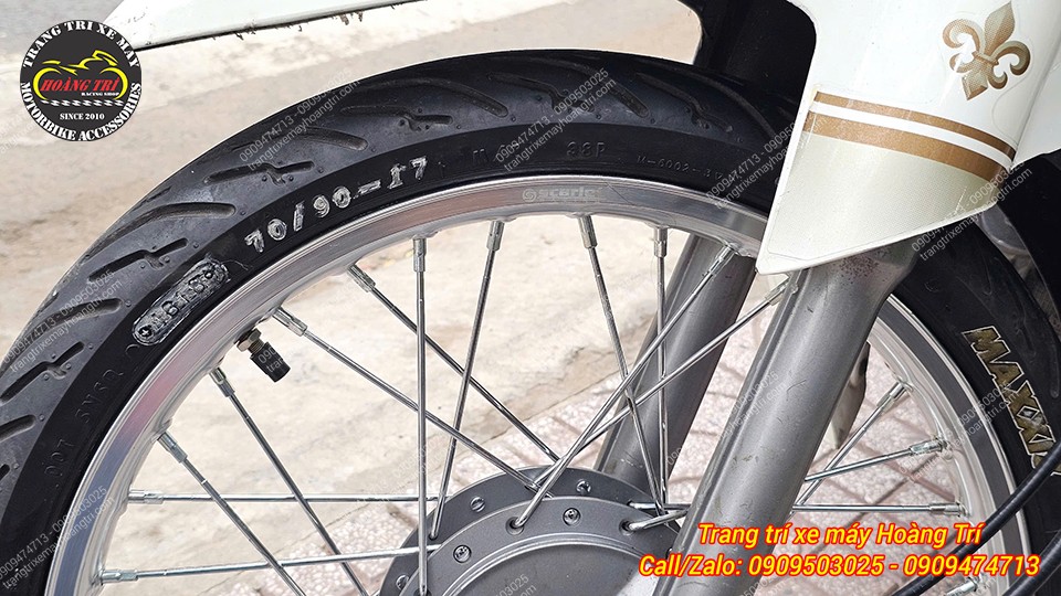 Ngoài niềng, anh còn lắp thêm căm và đùm để hoàn thiện phần bánh xe