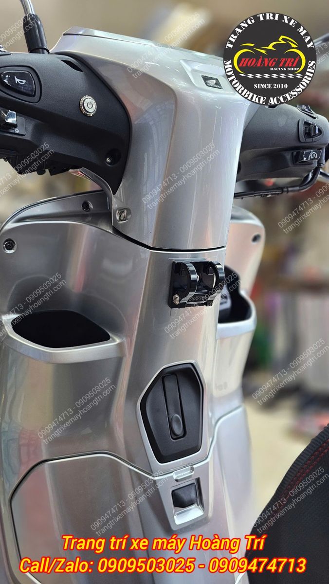 Sau khi hoàn thiện, dàn áo đã được lắp vào xe với lớp decal đổi màu mới tinh