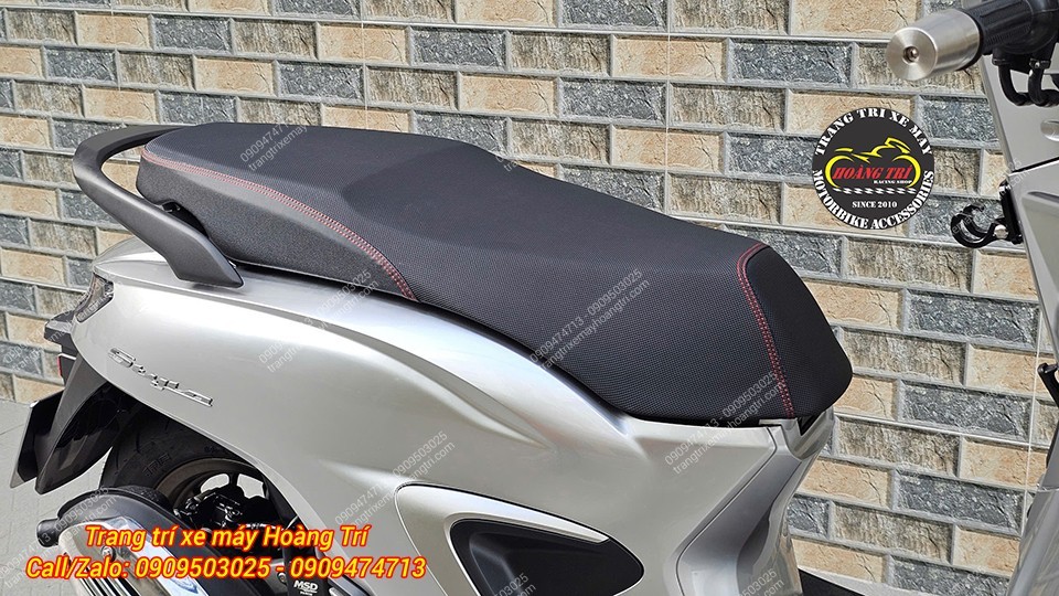Nhìn từ bên ngoài, lớp decal cho cảm giác giống như xe đã được sơn lại hoàn toàn