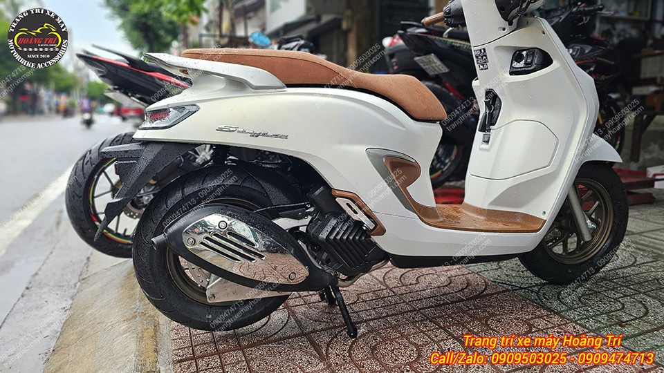 Pô sau đã được thay thế bằng pô Vespa mà anh chủ xe đã độ trước đó