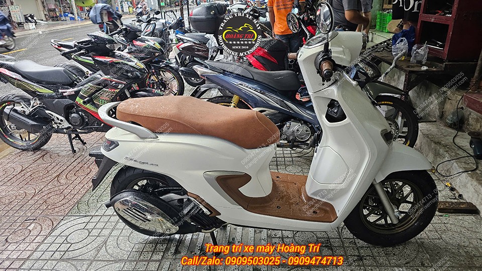 Xe sở hữu màu trắng kem kết hợp nâu da bò đầy ấn tượng