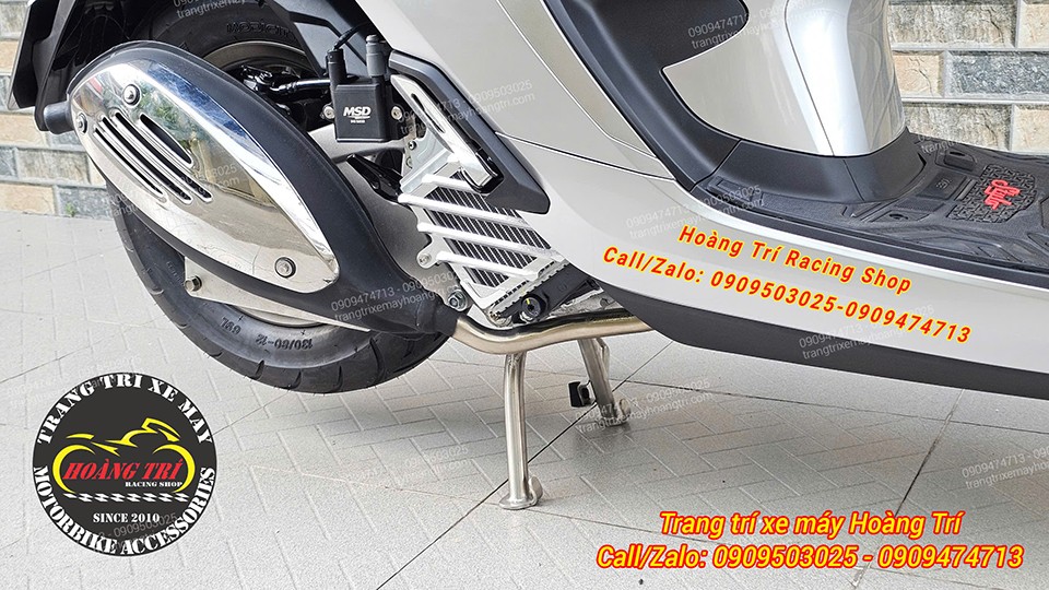 Dàn chân xe thêm phần vững chãi nhờ sử dụng chân chống đứng inox