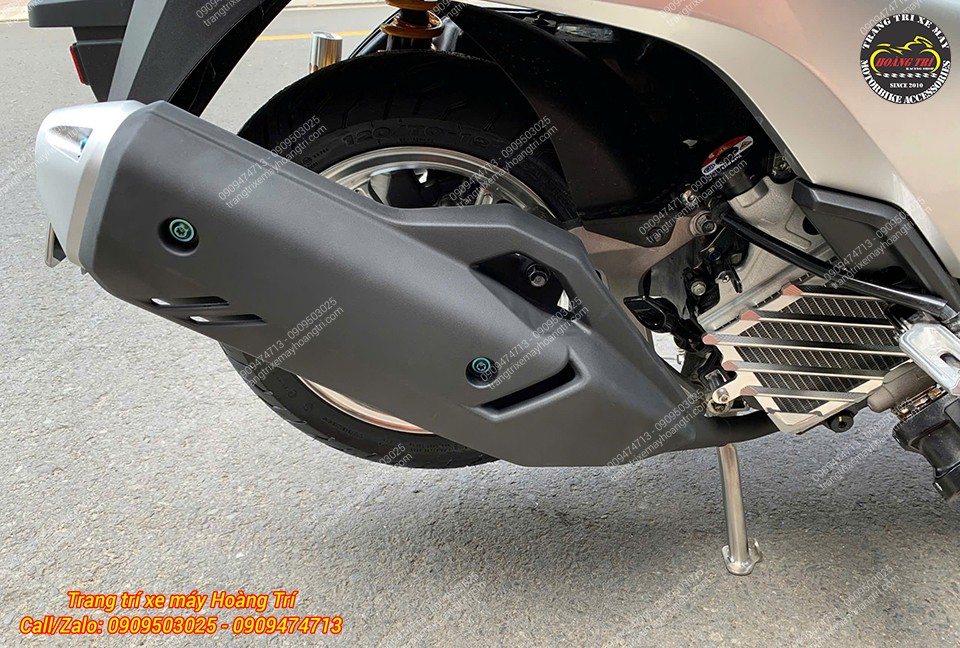 Gấp và pô Vario 160 đã được nâng cấp cùng với ốc titan và chụp đuôi pô