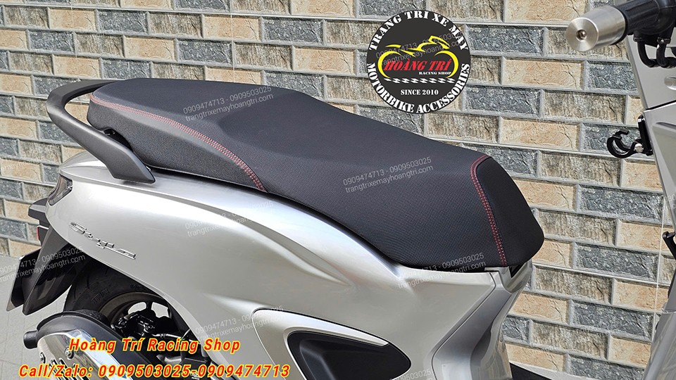Yên xe được gọt gọn và may lại bằng chỉ đỏ để tạo điểm nhấn