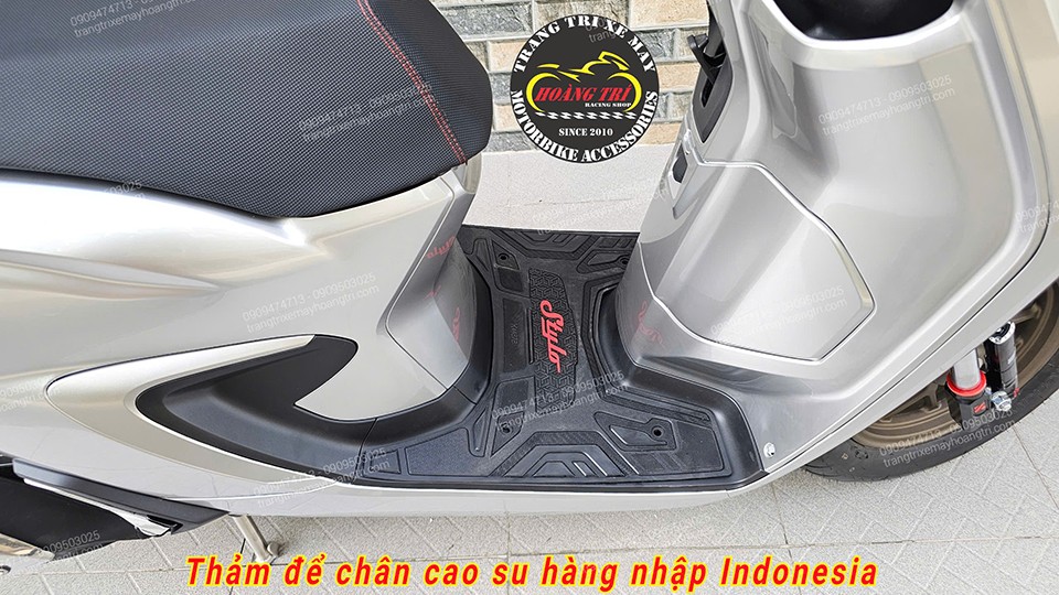 Thảm để chân cao su được lắp thêm để bảo vệ phần sàn khỏi trầy xước