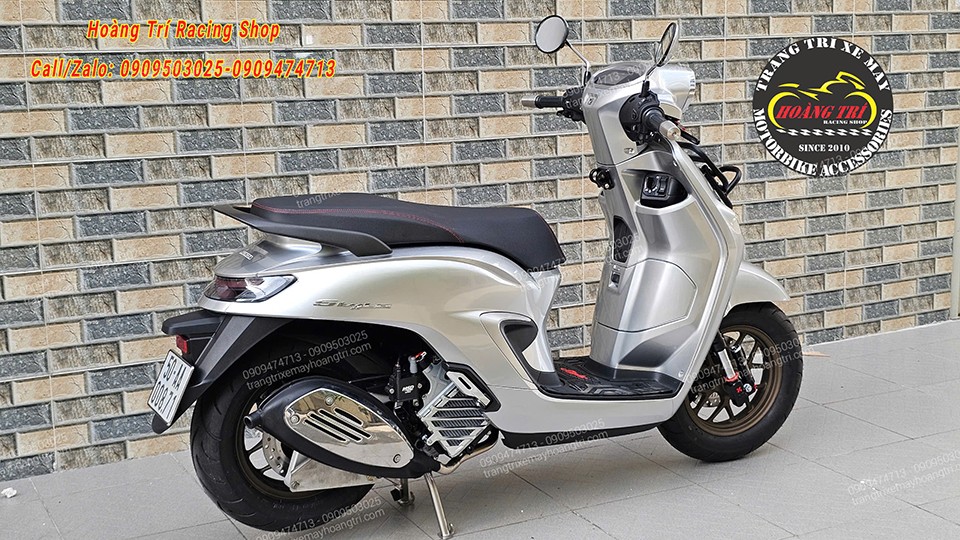 Từ góc nhìn bên phải, pô Vespa làm nổi bật phần chân sau của xe