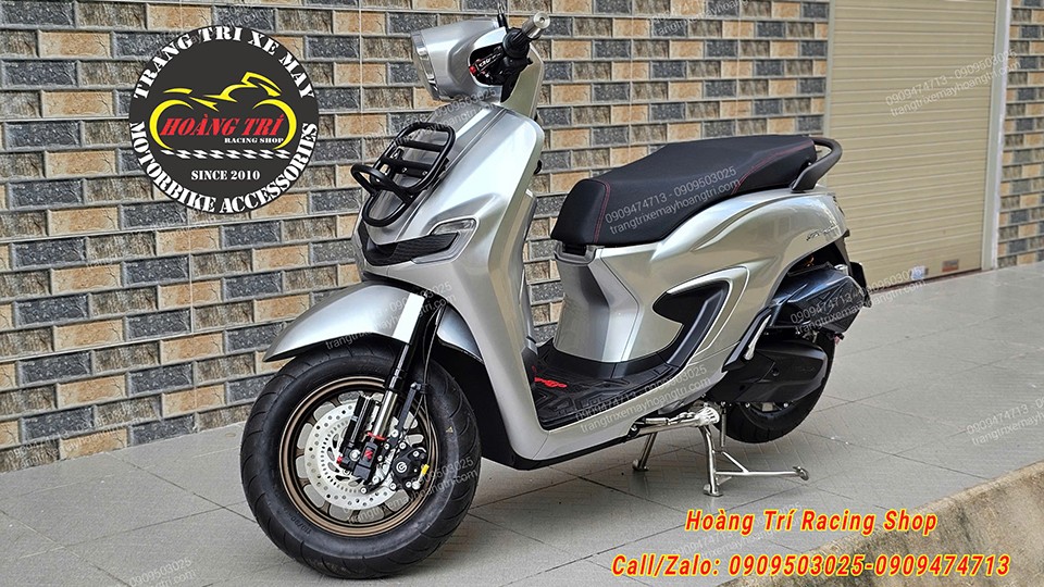 Dàn chân trước được trang bị cặp phuộc Kingham tạo nên vẻ ngoài mạnh mẽ