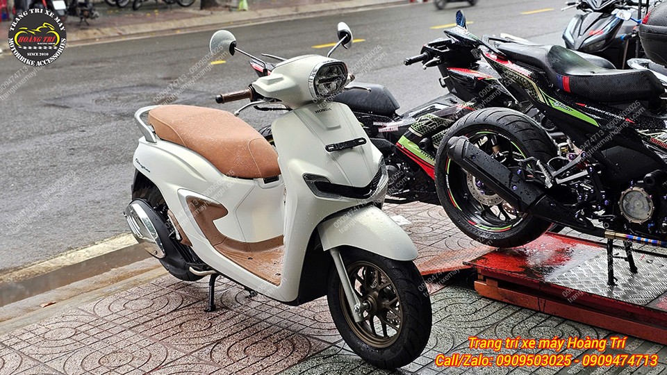 Cụm đèn xi nhan được đặt ở vị trí độc đáo, tạo điểm nhấn đặc trưng cho Stylo 160