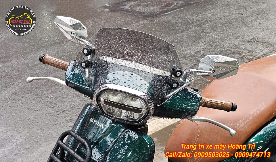 Xe Stylo 160 được lắp kính chắn gió mẫu TRU-GR20 tạo cảm giác liền mạch ở phần đầu xe