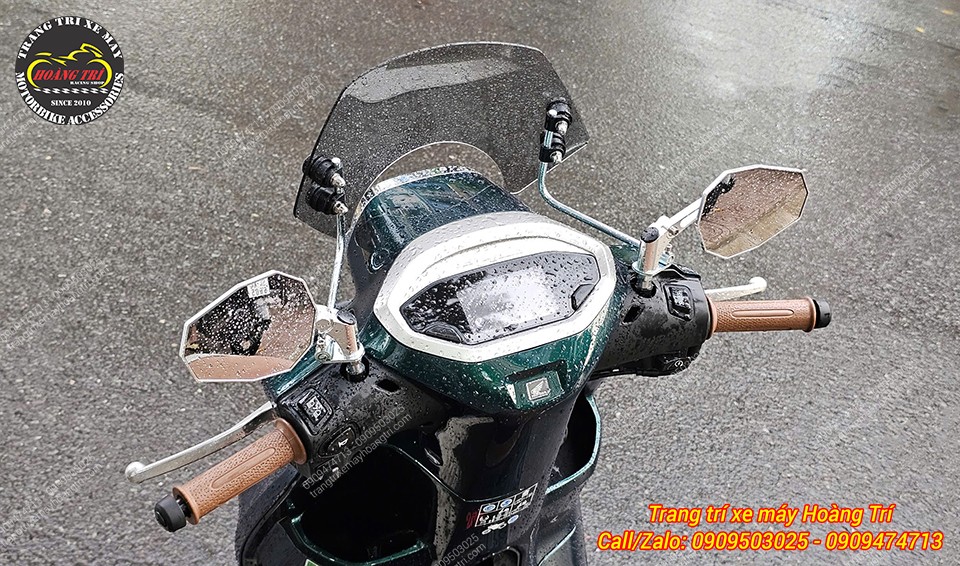 Phụ kiện này được gắn cố định tại chân kính, đảm bảo độ ổn định cao