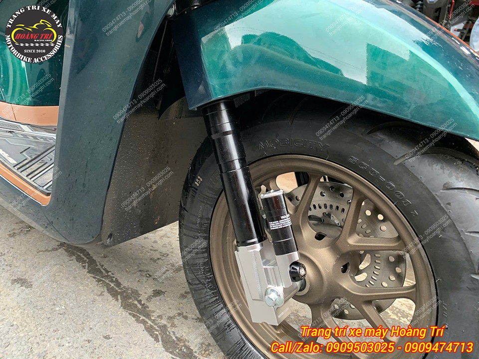 Chân phuộc được thiết kế với tông màu bạc nổi bật, tạo điểm nhấn thu hút ánh nhìn