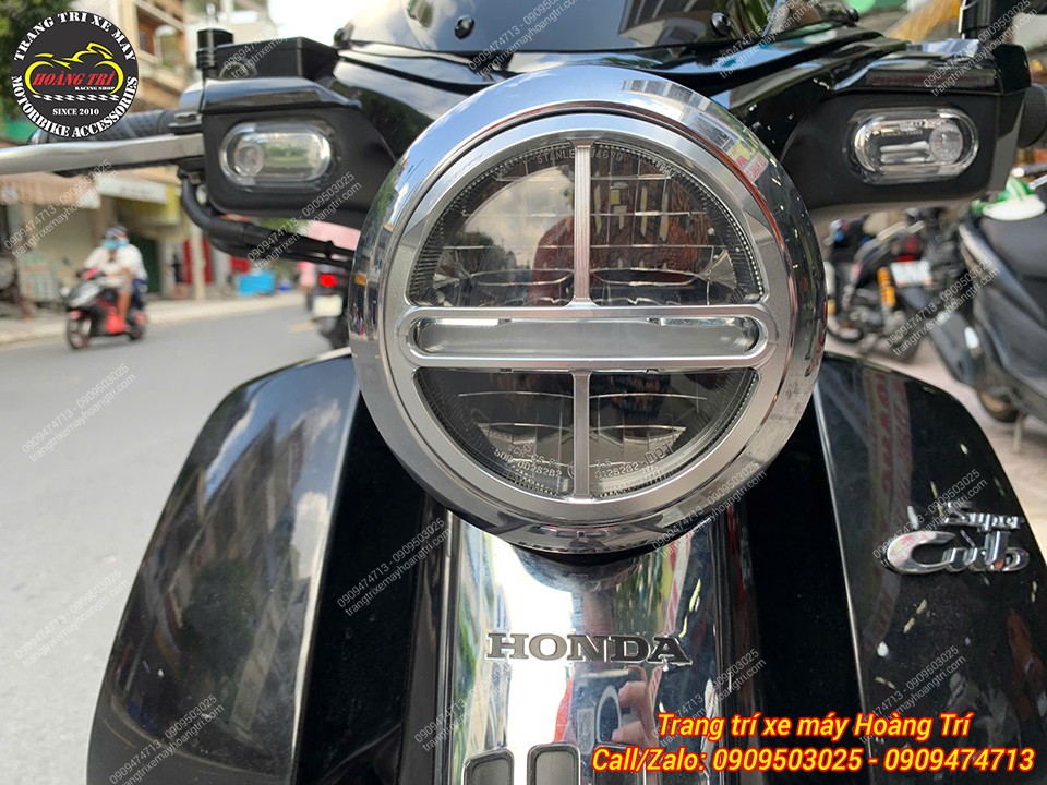 Xe Super Cub được trang bị thêm ốp đèn pha thương hiệu Biker