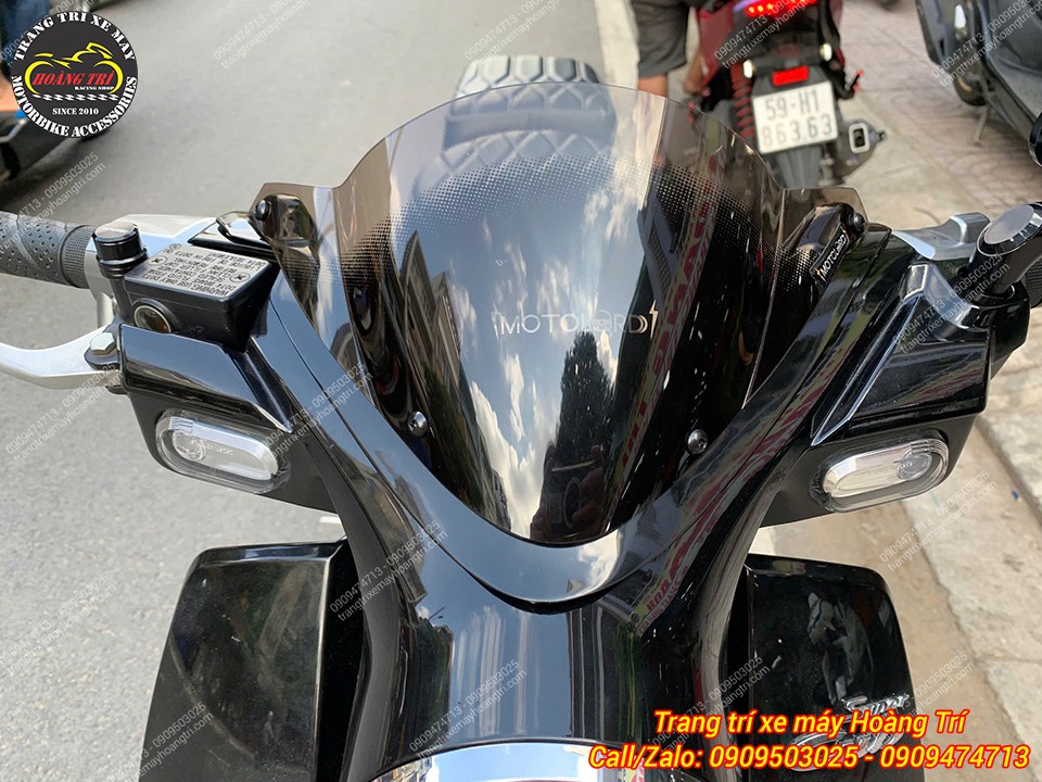 Anh khách còn gắn thêm kính chắn gió Moto Lord cho xe