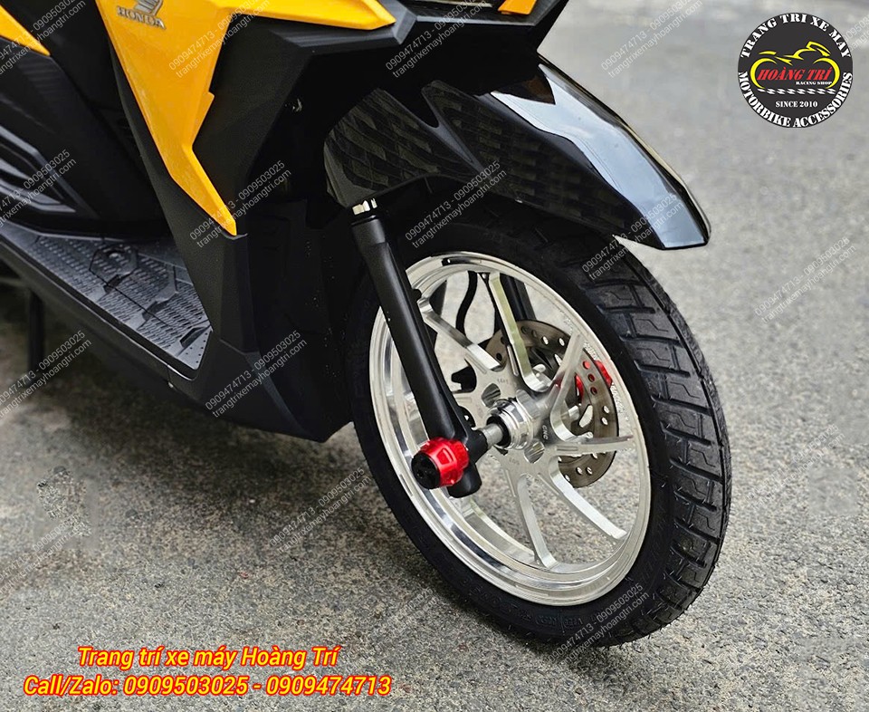 Cặp mâm BST bạc làm tăng thêm vẻ nổi bật cho xe
