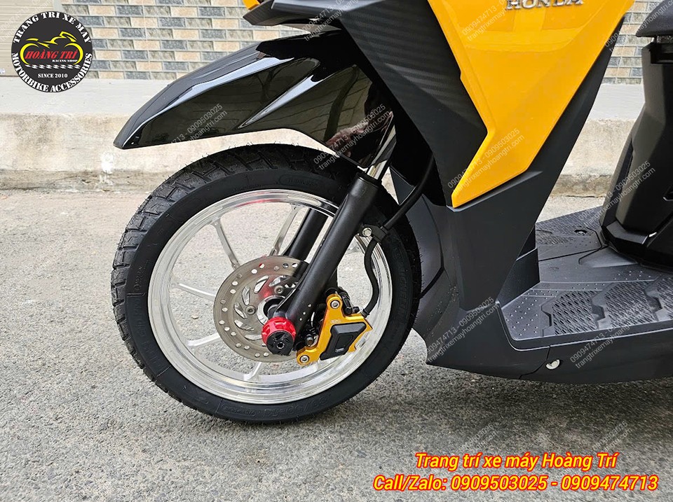 Chụp cốt đỏ ở bánh trước tạo điểm nhấn rõ rệt cho phần dàn chân