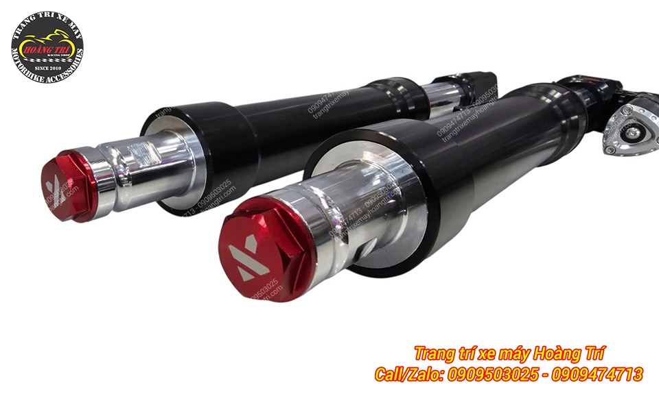 Bản màu đen của phuộc được tô điểm thêm sắc đỏ nổi bật ở phần nắp chụp, tạo điểm nhấn thu hút