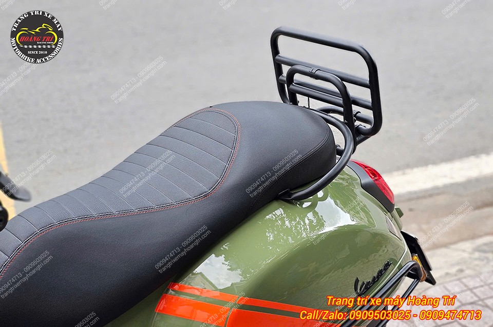 Baga sau sơn tĩnh điện được lắp đặt cho xe Vespa GTV tăng thêm tiện ích