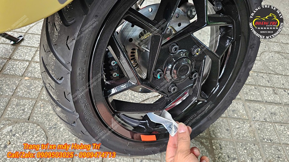 Tem niêm phong vẫn dán nguyên trên xe như khi trưng bày tại showroom