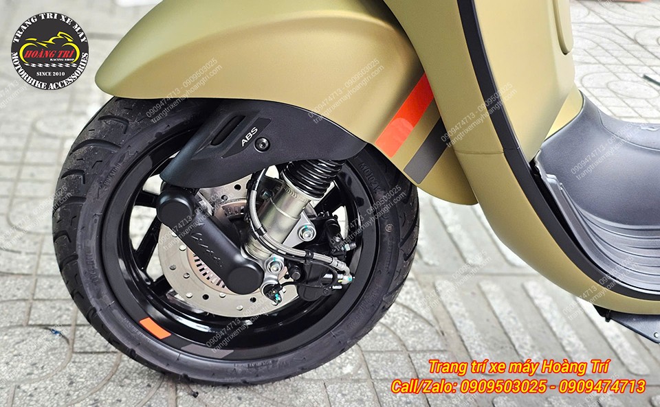 Hệ thống phanh ABS giúp xe Vespa Sprint S 2025 vận hành an toàn, hạn chế bó cứng