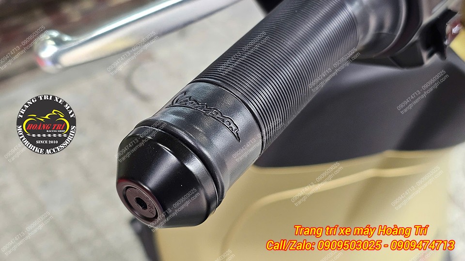 Gù tay lái màu đen kết hợp cùng bao tay nguyên bản của xe