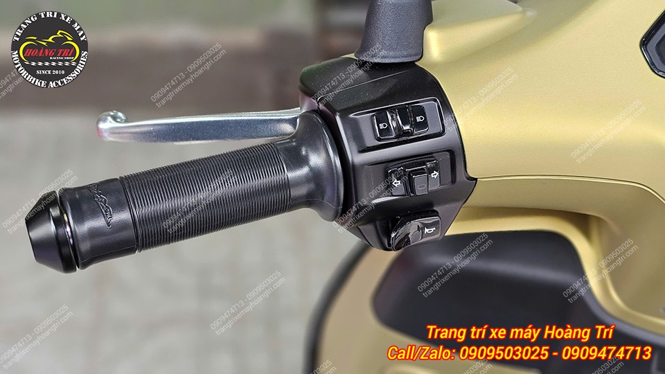 Tổng thể cùm tay lái bên trái trông mới nguyên, đúng chuẩn xe hãng