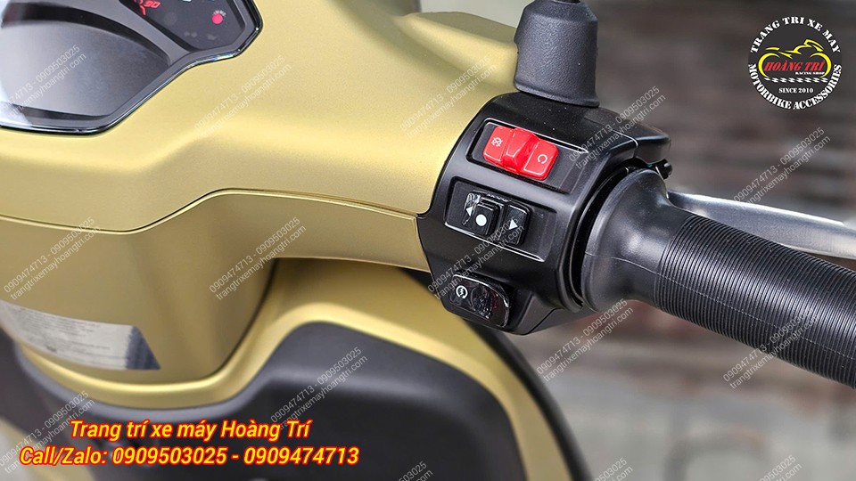 Cùm tay lái bên phải có nút công tắc màu đỏ tạo điểm nhấn nổi bật