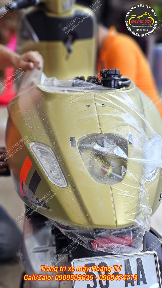 Hai bên hông xe Vespa Sprint S 125 2025 đã được dán PPF hoàn chỉnh