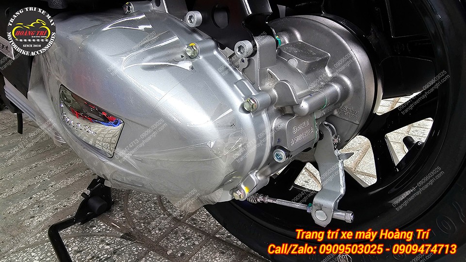 Lớp dán bảo vệ phần lốc máy vẫn còn nguyên vẹn, chưa tháo rời