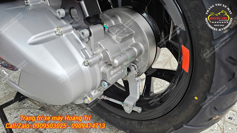 Các con ốc còn rất mới, chưa có dấu hiệu tháo lắp