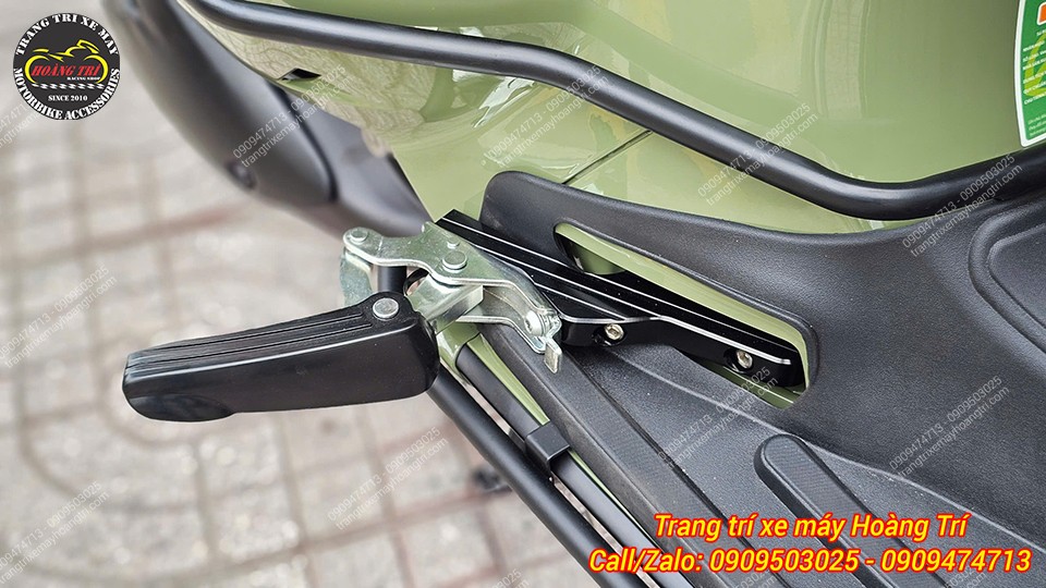 Gác chân được thiết kế dài hơn, tạo chỗ để chân chắc chắn hơn cho người sau