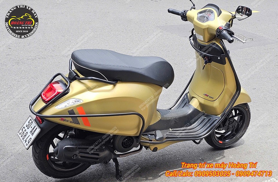Khung bảo vệ được thiết kế bao phủ từ đầu xe đến tận cụm đèn hậu của Vespa Sprint Limited Edition