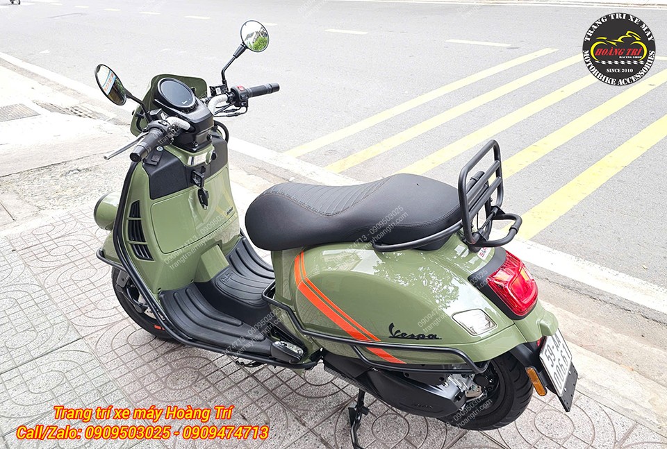 Chủ xe còn trang bị thêm baga sau cùng tông màu sơn tĩnh điện tạo sự đồng bộ