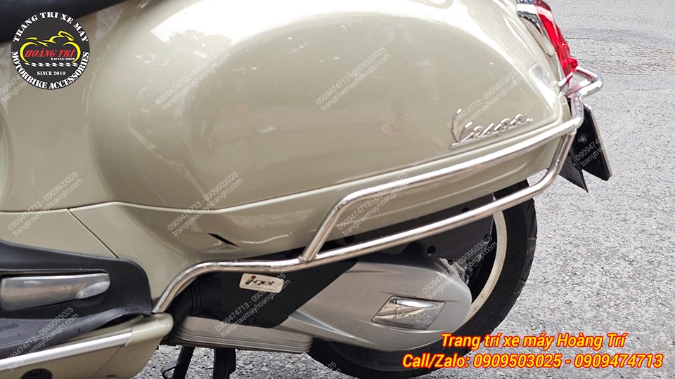 Phần khung bảo vệ bằng inox sáng bóng tạo đường viền nổi bật quanh thân xe