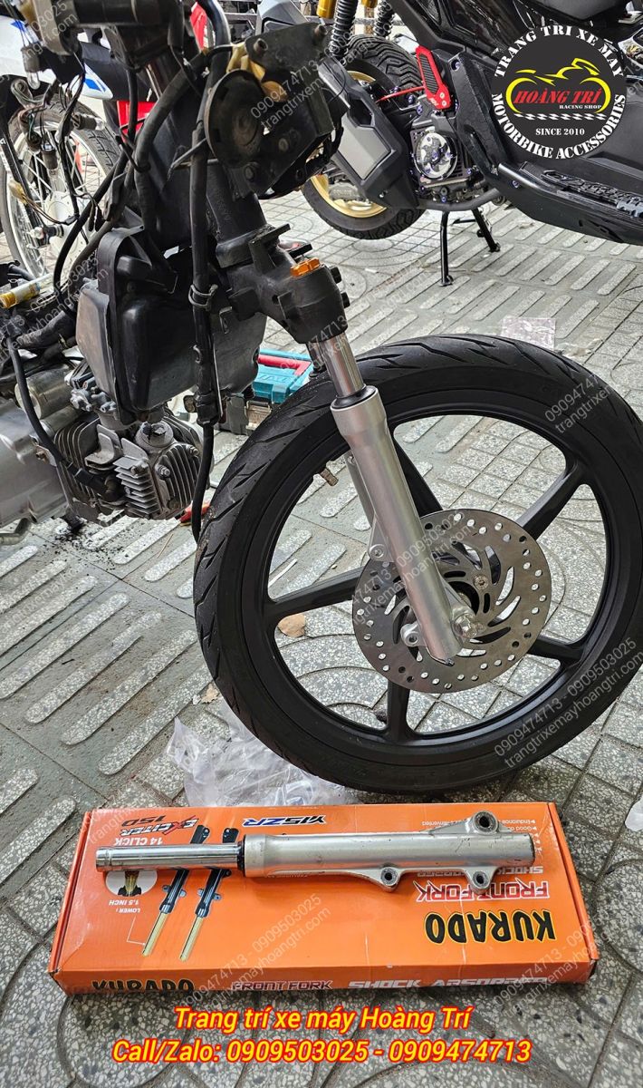 Phuộc trước zin đã được tháo rời ra và thay vào đó là phuộc trước mới mẽ