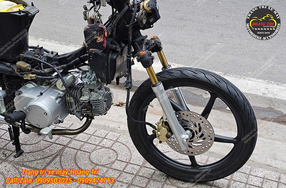 Không chỉ thế, dàn chân trước còn được sơn mới với màu đen mờ hiện đại