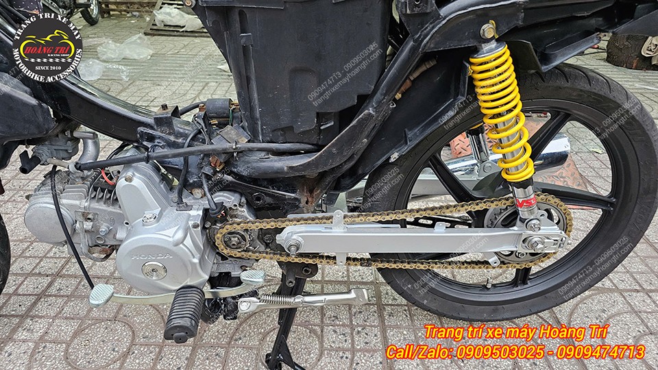 Anh khách trang bị cùng với sên vàng nổi bật cùng tông màu với phuộc