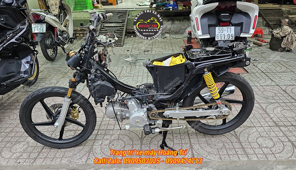 Tổng thể goc view bên trái của xe trước khi lắp lại dàn áo xe