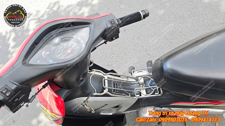 Đồng hồ xe được anh khách sử dụng đồng hồ analog zin của xe