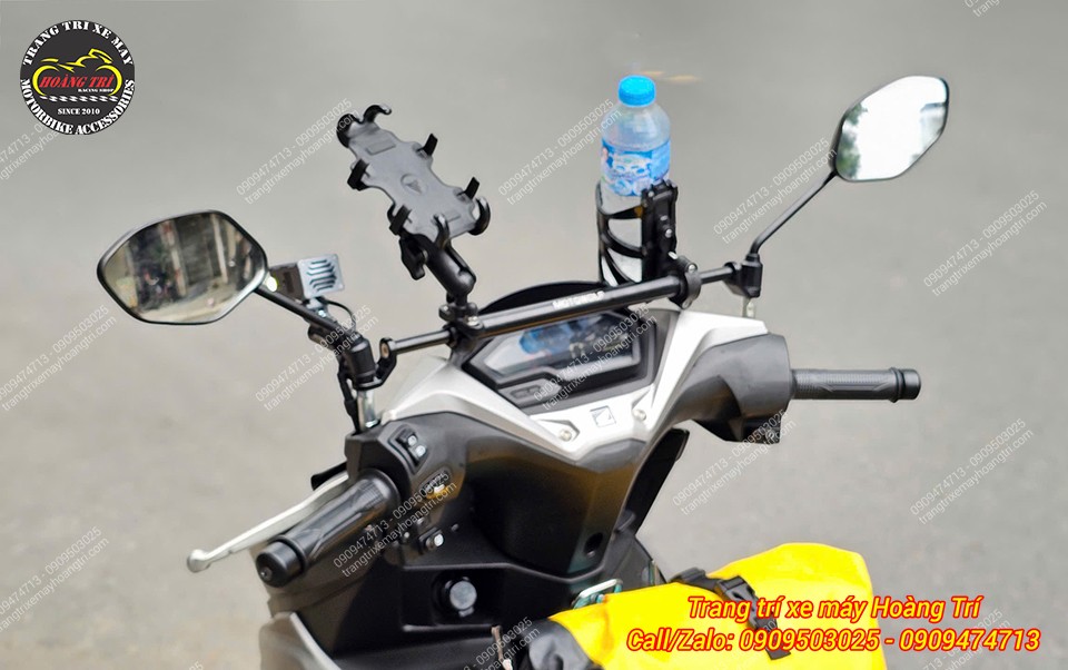 Tiện dụng hơn với giá treo chai nước, giúp dễ dàng sử dụng khi di chuyển