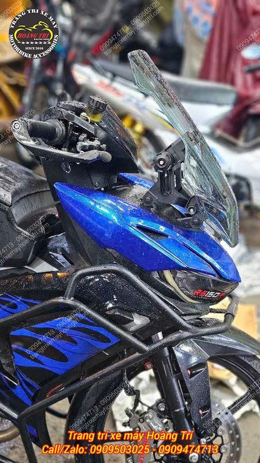 Bộ pát để gắn kính được đặt tại khu vực mặt nạ xe