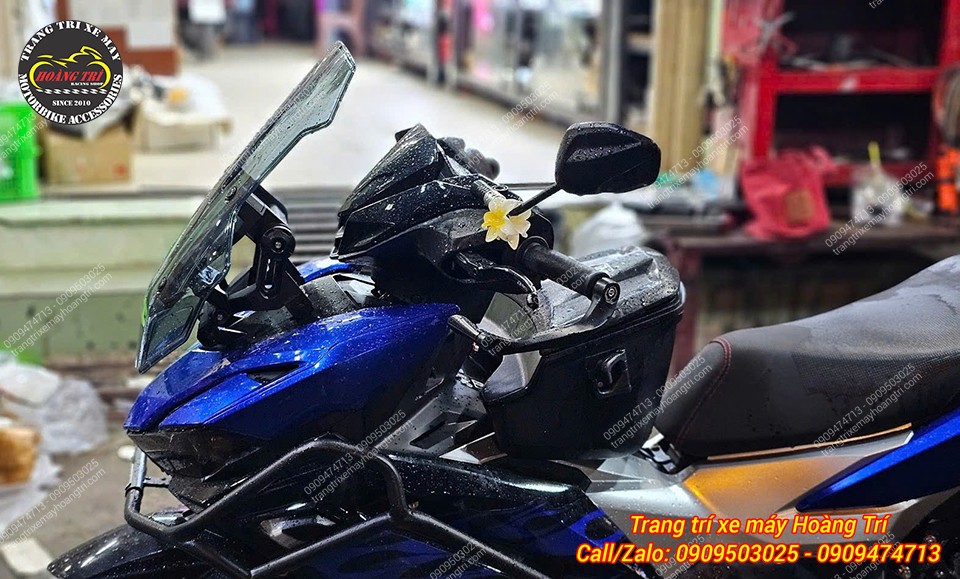 Khi di chuyển tốc độ cao, kính vẫn giữ ổn định nhờ việc lắp đặt chắc chắn