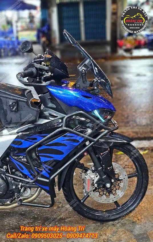 Combo kính chắn gió ADV và khung bảo vệ khiến xe hầm hố và nổi bật hơn hẳn